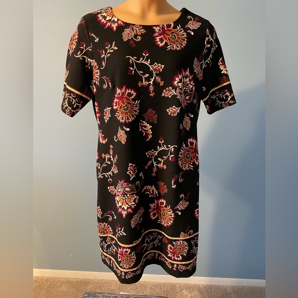 Short sleeved black print knit dress